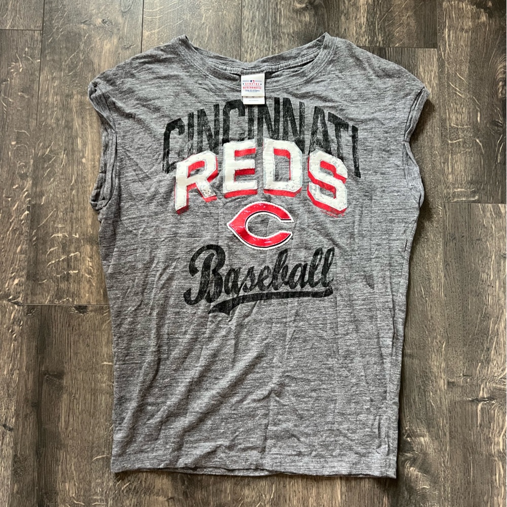 Cincinnati Reds Women’s Gray T-Shirt